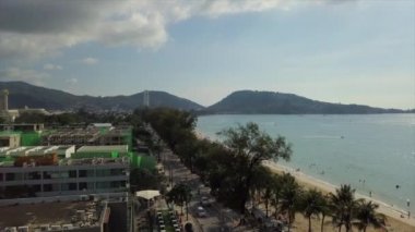 güneşli bir gün phuket Adası şehir rooftops hava panorama 4k Tayland