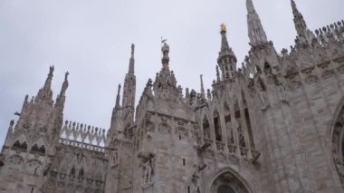 Milan City güneşli bir gün, Duomo Katedrali çatısı gökyüzü dekorasyonu 4k İtalya