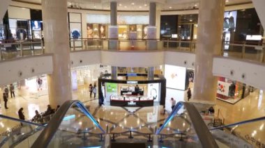 Taipei, Tayvan - 15 Ocak 2018: ağır çekim panorama 4 k 16 Ocak 2018 yaklaşık yürüme şehir merkezi ünlü alışveriş merkezi taipei, Tayvan.