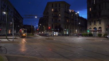 Milan, İtalya - 15 Mayıs 2018: gece saat milan şehir trafik sokak ağır çekim panorama 4k 15 Mayıs 2018 yaklaşık milan, İtalya.