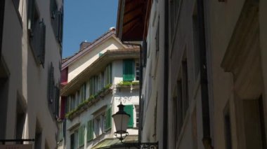 güneşli bir gün Zürih şehir yaşam merkezi bloğu yavaş hareket görünümü 4k İsviçre kadar