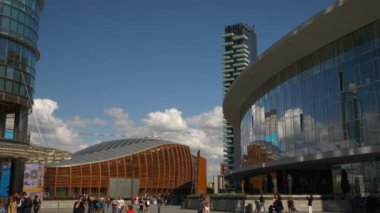 Milan rahat sokaklarda yürüyen turist