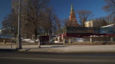 MOSCOW, RUSSIA - 20 Mart 2018: güneşli kış günü Moskova şehri nehir kenarı trafik yolu kenarı pencere manzarası