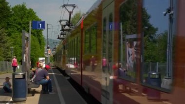 İsviçre güneşli gün Zürih şehir triemli tren istasyonu platformu Panoraması 4k