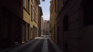 MİLAN, İTALYA - GÜN 2016: Gün ışığı Milan sokağı yürüyüş manzarası 4K