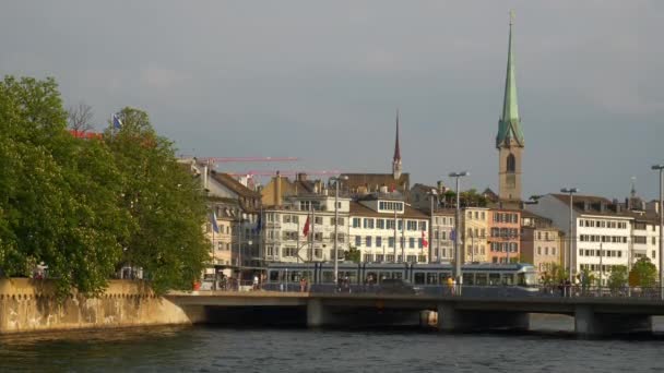 Szwajcaria Słoneczny Wieczorem Zurych Gród Most Nad Rzeką Zwolnionym Tempie — Wideo stockowe