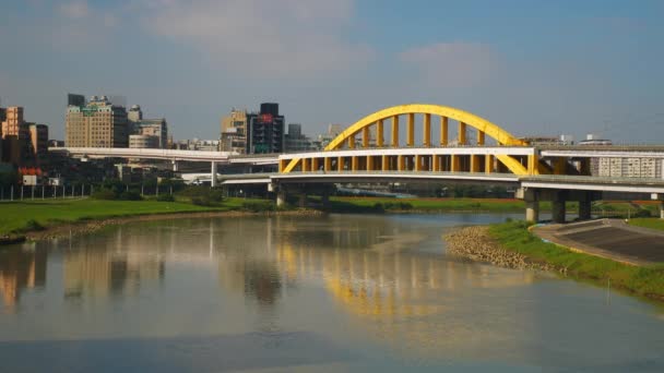 Dag Tid Taipei City Riverside Fotgängare Bron Panorama Taiwan — Stockvideo