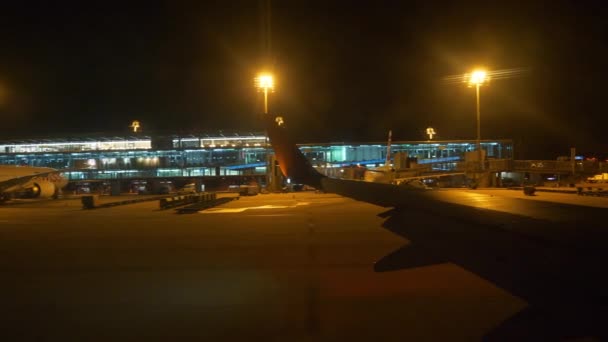 夜间时间苏黎世城市机场飞机乘坐窗口波全景4K — 图库视频影像