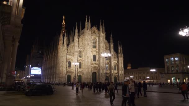 在 duomo 大教堂广场上行走的人 — 图库视频影像