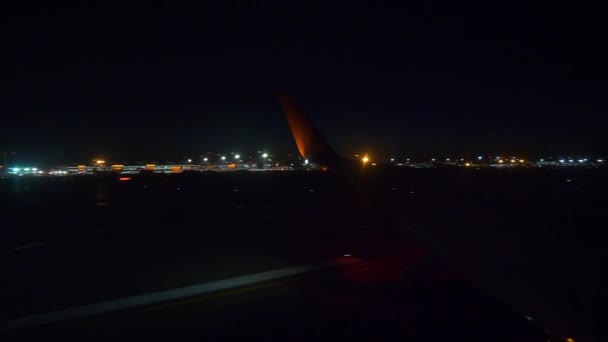 助手席ウィンドウ ハメ撮りパノラマ のロシア到着夜航空機モスクワ市 — ストック動画