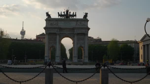 意大利 2018年5月15日 日落时间米兰市拱形广场慢镜头全景4K — 图库视频影像