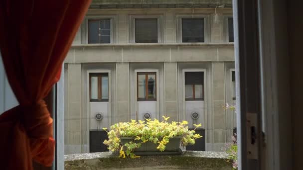 意大利 2018年5月15日 阳光灿烂的一天米兰市公寓阳台街景慢动作全景4K — 图库视频影像