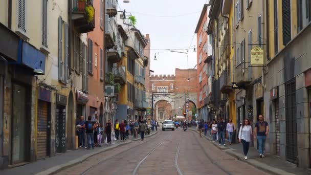 Turistů chůzi na útulné uličky města Milán — Stock video