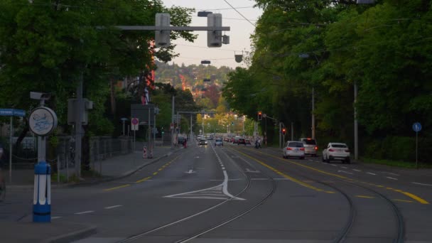 日没時間チューリッヒ市交通通り遅いモーション パノラマ スイス — ストック動画