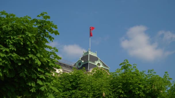 Día Soleado Zurich Ciudad Famoso Edificio Techo Bandera Nacional Cámara — Vídeos de Stock