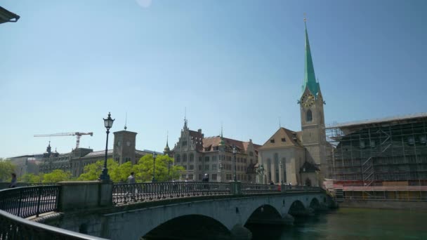 阳光明媚的一天苏黎世市中心河边桥慢动作全景4K — 图库视频影像