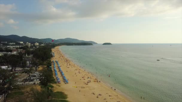 プーケット 2018 島晴れた日有名なドック ビーチの海岸線空中パノラマ 2018 日頃プーケット — ストック動画