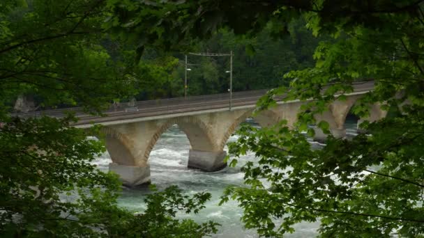 Verano Día Famoso Reinfall Tren Puente Puente Panorama Suiza — Vídeo de stock