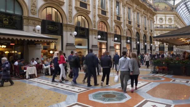 Luz Verano Lleno Gente Famosa Galería Comercial Panorama Milan Italia — Vídeos de Stock