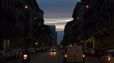 Milan, İtalya - 15 Mayıs 2018: gece saat milan şehir trafik sokak ağır çekim panorama 4k 15 Mayıs 2018 yaklaşık milan, İtalya.