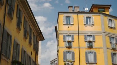 Milano, İtalya - 10 Mayıs 2018: şehir güneşli gün ünlü binalar yavaş hareket görünümü 4k yaklaşık 10 Mayıs 2018 milano, İtalya.