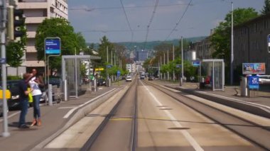 İsviçre güneşli gün Zürih şehir tramvay road trip pov arka pencere panorama 4k