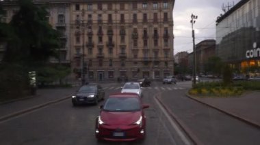 Milan, İtalya - 15 Mayıs 2018: gün zaman milan şehir trafik sokak ağır çekim panorama 4k yavaş hareket 15 Mayıs 2018 yaklaşık milan, İtalya.