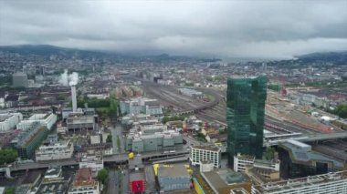güneşli bir gün Zürih cityscape nehir merkez tren istasyonu hava panorama 4k İsviçre