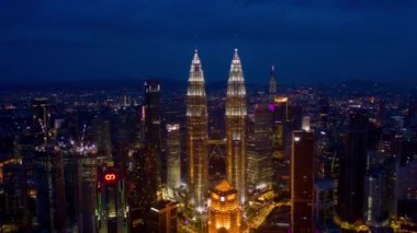 Kuala Lumpur, Malezya - 25 Eylül 2018: gece kuala lumpur şehir merkezi hava panorama zaman çizelgesi 4k yaklaşık 25 Eylül 2018 Kuala lumpur, Malezya.