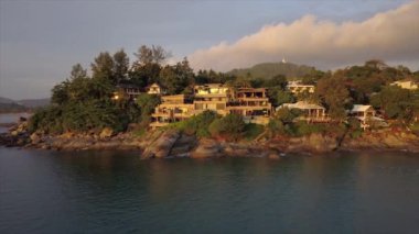 güneşli bir gün phuket Adası şehir rooftops hava panorama 4k Tayland