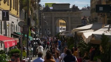 Milan, İtalya - 15 Mayıs 2018: gün zaman milan şehir trafik sokak ağır çekim panorama 4k yavaş hareket 15 Mayıs 2018 yaklaşık milan, İtalya.