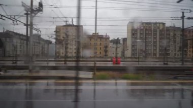 Gün içerisinde yan pencere pov panorama 4 k İtalya Tren