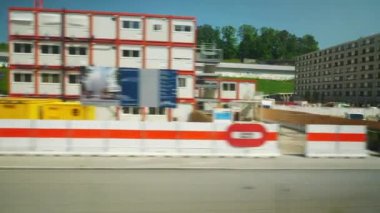 İsviçre güneşli gün Zürih şehir tren yol yolculuk yolcu pencere Panoraması 4k