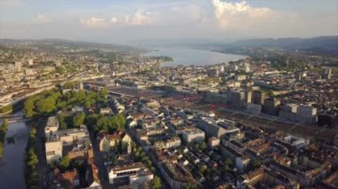 güneşli bir gün Zürih cityscape nehir merkez tren istasyonu hava panorama 4k İsviçre