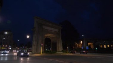 Milan, İtalya - 15 Mayıs 2018: gece saat milan şehir trafik sokak ağır çekim panorama 4k 15 Mayıs 2018 yaklaşık milan, İtalya.
