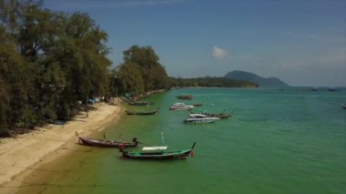 Phuket, Tayland - 15 Ocak 2018: ada güneşli bir gün ünlü dock plaj sahil şeridi hava panorama 4k 15 Ocak 2018 yaklaşık phuket, Tayland.