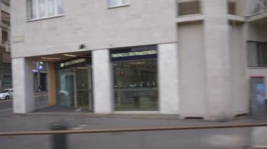 Milan, İtalya - 15 Mayıs 2018: gün zaman milan şehir trafik sokak ağır çekim panorama 4k yavaş hareket 15 Mayıs 2018 yaklaşık milan, İtalya.