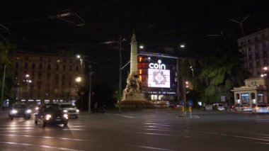 Milan, İtalya - 15 Mayıs 2018: gece saat milan şehir trafik sokak ağır çekim panorama 4k 15 Mayıs 2018 yaklaşık milan, İtalya.