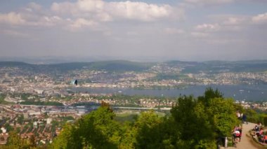 İsviçre güneşli gün uetliberg üstten görünüm noktası Zürih cityscape lakeside panorama 4k