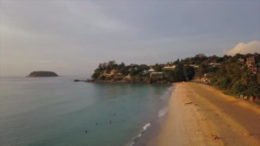Phuket, Tayland - 15 Ocak 2018: ada güneşli bir gün ünlü dock plaj sahil şeridi hava panorama 4k 15 Ocak 2018 yaklaşık phuket, Tayland.