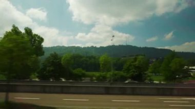 İsviçre güneşli gün Zürih şehir tren yol yolculuk yolcu pencere Panoraması 4k