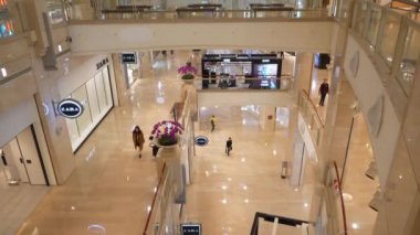 Taipei, Tayvan - 15 Ocak 2018: ağır çekim panorama 4 k 16 Ocak 2018 yaklaşık yürüme şehir merkezi ünlü alışveriş merkezi taipei, Tayvan.