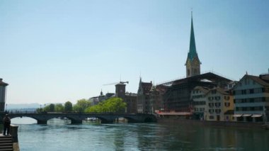 güneşli bir gün Zürih şehir merkezi nehir köprüsü yavaş hareket panorama 4k İsviçre