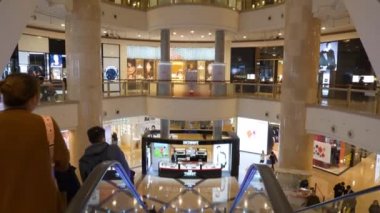 Taipei, Tayvan - 15 Ocak 2018: ağır çekim panorama 4 k 16 Ocak 2018 yaklaşık yürüme şehir merkezi ünlü alışveriş merkezi taipei, Tayvan.