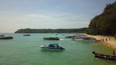 Phuket, Tayland - 15 Ocak 2018: ada güneşli bir gün ünlü dock plaj sahil şeridi hava panorama 4k 15 Ocak 2018 yaklaşık phuket, Tayland.
