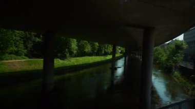 İsviçre güneşli gün Zürih şehir tren yol yolculuk yolcu pencere Panoraması 4k