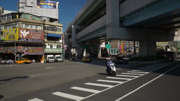 2018 ウェブホスト晴れた日台北市トラフィック通り道のパノラマ 2018 日頃台北 — ストック動画