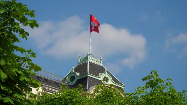 Solig Dag Zürich Kända Byggnad Taket Flagga Slow Motion Panorama — Stockvideo