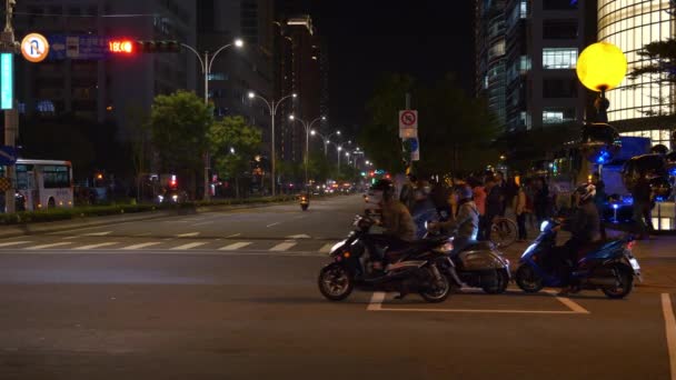 2018年1月13日 夜间时段台北市交通街道路口全景4K 大约2018年1月13日台北 — 图库视频影像