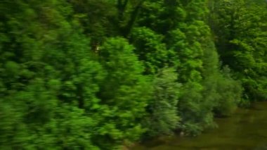 İsviçre güneşli gün Zürih şehir tren yol yolculuk yolcu pencere Panoraması 4k